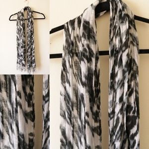 5 for 20 💕 Black and white scarf
